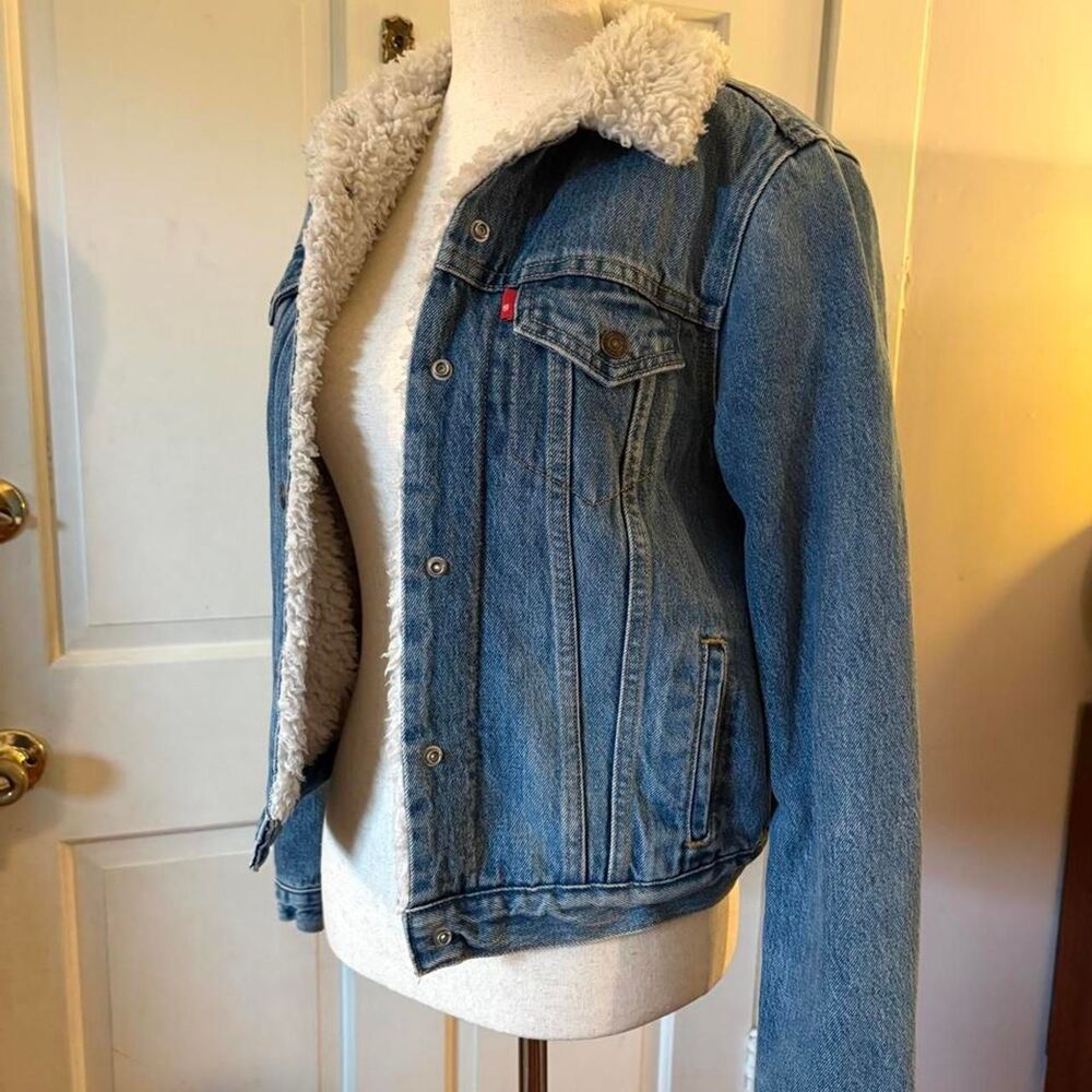 Levi's Sherpa lined women’s denim jacket in size S